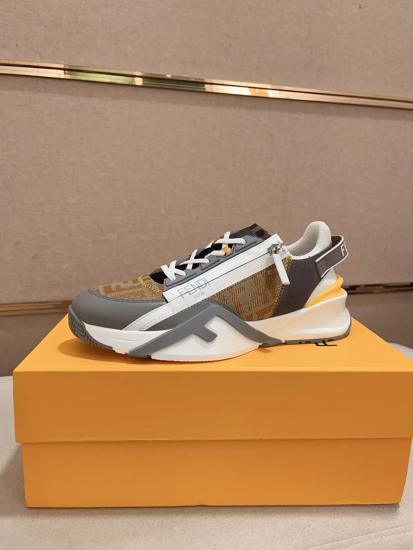Men's shoes💰: 540💰(Higher version) [Fendi] Fendi's latest casual shoes for men! Available at counters simultaneously! A one-to-one replica of the original. Made entirely of imported top-grain calfskin, the interior is made of top-grain water-dyed cowhide, and the original factory-supplied rubber outsole. Leading new fashion concepts. Matching code: 38-44 can be customized, 45 is not returnable!